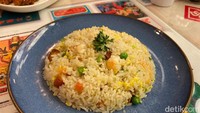 Three Uncles juga populer dengan menu Yang Chow Chicken Fried Rice (Rp 45.000), yang membuat para pengunjung ketagihan. Foto: detikFood