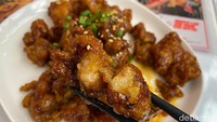 Rasanya mirip seperti bebek panggang di menu wonton noodle, dominan gurih manis. Hanya saja potongan rasa daging ayamnya di sini lebih gurih. Foto: detikFood