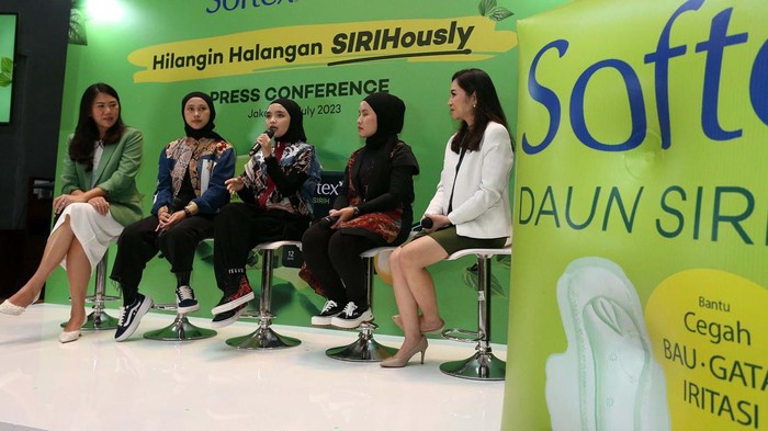 Edukasi tentang praktek manajemen kebersihan menstruasi diberikan untuk para remaja putri. Hal ini agar mereka tetap bersih dan sehat saat menstruasi.
