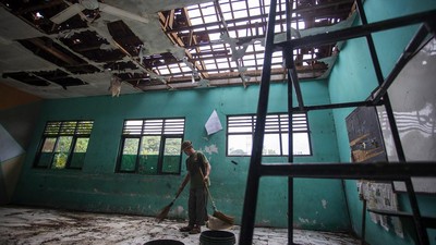 Penampakan Sekolah di Indramayu Rusak Digulung Puting Beliung
