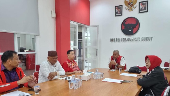 Sekretaris PDIP Sumut, Sutarto (rompi merah) bersama pengurus DPC PDIP Medan