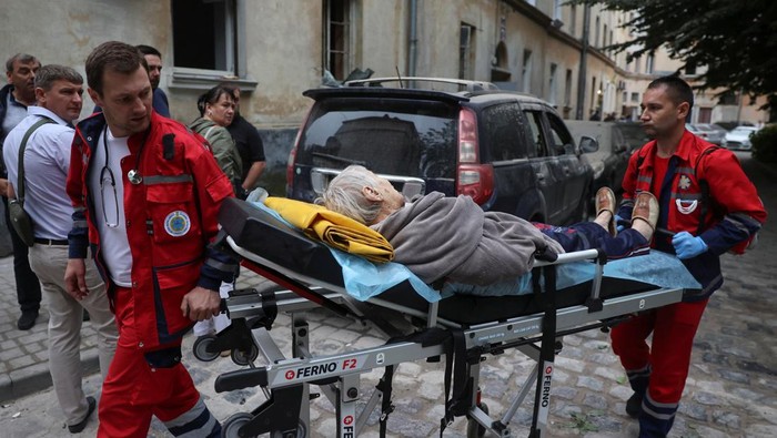 Serangan Rudal Rusia Hantam Apartemen di Lviv Ukraina Rescuers at a site of a residential building hit by a Russian missile strike, amid Russia's attack on Ukraine, in Lviv, Ukraine July 6, 2023. REUTERS/Roman Baluk