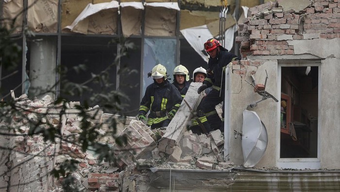 Rescuers at a site of a residential building hit by a Russian missile strike, amid Russias attack on Ukraine, in Lviv, Ukraine July 6, 2023. REUTERS/Roman Baluk