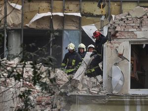 Korban Berjatuhan Buntut Rudal Rusia Serang Apartemen Ukraina