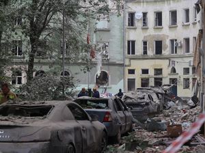 Serangan Rudal Rusia Hantam Apartemen di Lviv Ukraina