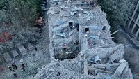 Atap dan lantai atas gedung hancur dalam apa yang oleh walikota Lviv disebut sebagai serangan perang terbesar terhadap infrastruktur sipil di Lviv. Presidential Press Service/Handout/REUTERS  