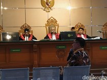 Eks Bupati Cirebon Sunjaya Purwadisastra Dituntut 7 Tahun Penjara