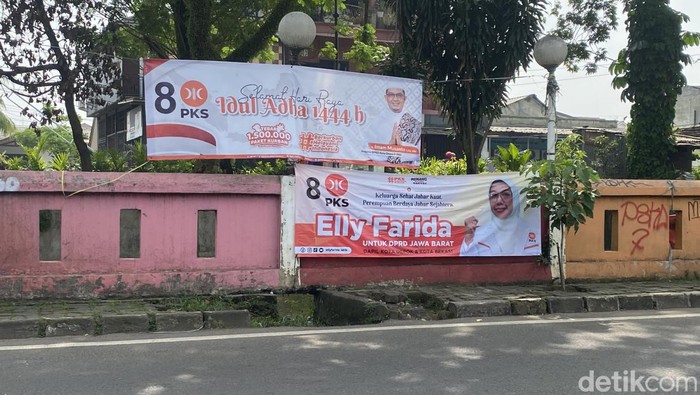 Spanduk istri Wali Kota Depok, Elly Farida bermunculan di pinggir jalan (Devi Puspitasari/detikcom)