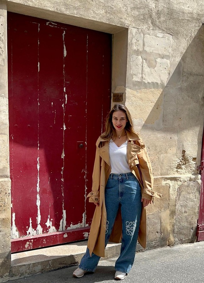 Penampilan casual dan stylish ditunjukkan Luna Maya saat liburan. Presenter, aktris sekaligus pengusaha ini memadukan T-shirt simple dengan wide-leg jeans serta trench coat sebagai statement gaya. Foto: Instagram/@lunamaya