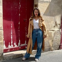 Penampilan casual dan stylish ditunjukkan Luna Maya saat liburan. Presenter, aktris sekaligus pengusaha ini memadukan T-shirt simple dengan wide-leg jeans serta trench coat sebagai statement gaya. Foto: Instagram/@lunamaya