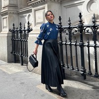 Street style bukan berarti tidak bisa tampil elegan. Intip inspirasi dari Raisa yang menonjolkan gaya Parisian chic dengan padanan blouse ruffle, rok lipit serta boots hitam. Foto: Instagram/@raisa6690