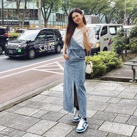 Mikha Tambayong tampil dengan vibe girl next door lewat pinafore dress berbahan denim yang dipadukan t-shirt putih. Tak lupa sneakers untuk semakin menonjolkan street fashion. Foto: Instagram/@miktambayong
