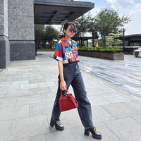 Maudy Ayunda tampil casual namun tetap menonjolkan statement gaya dengan kemeja berwarna cerah, boyfriend jeans dan platform shoes. Foto: Instagram/@maudyayunda