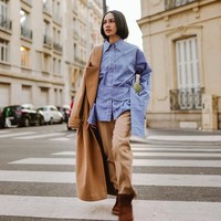 Andien dikenal sebagai artis yang berani mix ’n match busana sehingga terlihat unik. Seperti gaya stylish yang ditampilkannya saat memadukan kemeja oversized, celana chino, trench coat dan boots. Foto: Instagram/@andienaisyah