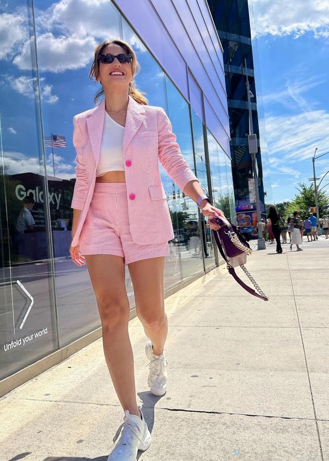Sneakers jadi salah satu elemen kunci dalam street fashion yang membuat gaya jadi lebih santai tapi juga modis. Seperti yang dikenakan Pevita Pearce, bintang film ‘Sri Asih’ ini memadukan sneakers putih dengan setelan blazer dan short pants yang atraktif. Foto: Instagram/@pevpearce