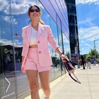 Sneakers jadi salah satu elemen kunci dalam street fashion yang membuat gaya jadi lebih santai tapi juga modis. Seperti yang dikenakan Pevita Pearce, bintang film ‘Sri Asih’ ini memadukan sneakers putih dengan setelan blazer dan short pants yang atraktif. Foto: Instagram/@pevpearce