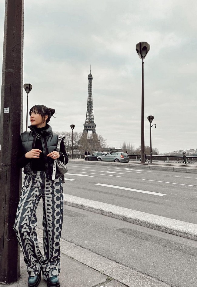 Jessica Mila memilih setelan monokrom hitam-hitam untuk tampilan street fashion. Blouse turtle neck, celana panjang bertulisan Marc Jacobs serta puffy vest sebagai luaran merefleksikan gaya edgy tapi tetap klasik. Foto: Instagram/@jscmila