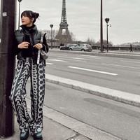 Jessica Mila memilih setelan monokrom hitam-hitam untuk tampilan street fashion. Blouse turtle neck, celana panjang bertulisan Marc Jacobs serta puffy vest sebagai luaran merefleksikan gaya edgy tapi tetap klasik. Foto: Instagram/@jscmila