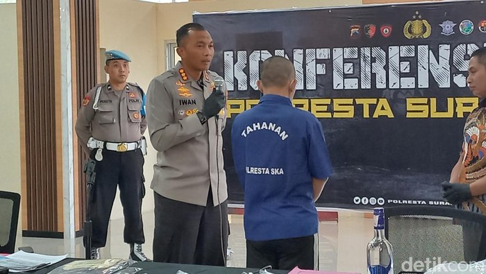 Kapolresta Solo Kombes Iwan Saktiadi, saat mengintrogasi pelaku penjualan istri, di Mapolresta Solo, Jumat (7/7/2023).