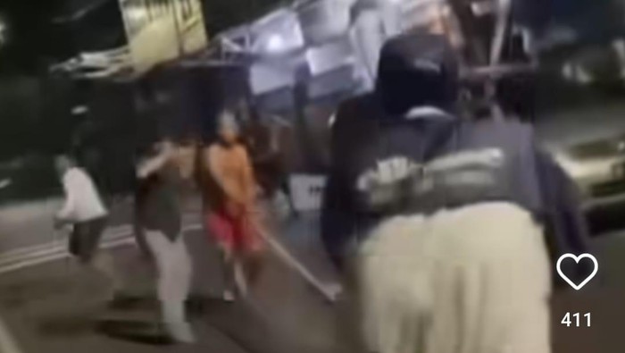 Tawuran kelompok remaja di Jaktim (tangkapan layar)