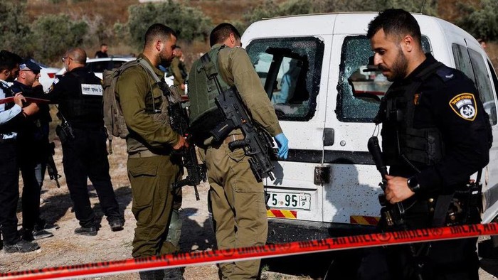 Israeli troops inspect shooting attack scene near Nablus, in the Israeli-occupied West Bank July 6,2023. REUTERS/ Ammar Awad