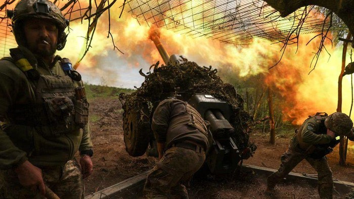 Ukrainian servicemen of the 10th Mountain Assault Brigade Edelweiss fire a D-30 howitzer towards Russian troops at a position in a front line, amid Russia’s attack on Ukraine, near the town of Soledar, Donetsk region, Ukraine May 6, 2023. REUTERS/Sofiia Gatilova/File Photo