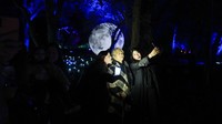 Pengunjung asyik berfoto di taman. Selain aneka spesies tanaman, taman ini juga menawarkan patung-patung indah, aliran sungai hingga kebun sayur organik.  