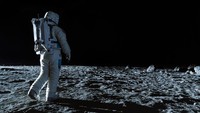 Dalam foto-foto adegan film The Moon, tampak D.O tengah mengenakan pakaian luar angkasanya berjalan-jalan di bulan. (Foto: dok. CJENM Movie/CJ Entertainment)