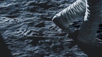 D.O EXO memerankan Hwang Sun Woo dalam film The Moon. Di situ dia bermain sebagai seorang astronot yang menjalankan misi di bulan. (Foto: dok. CJENM Movie/CJ Entertainment)