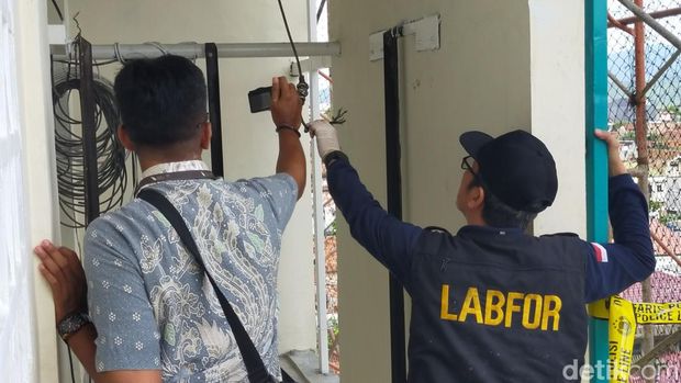 Tim Puslabfor memeriksa katrol lift yang tewaskan 7 pekerja di Bandar Lampung. (Tommy Saputra/detikSumbagsel)