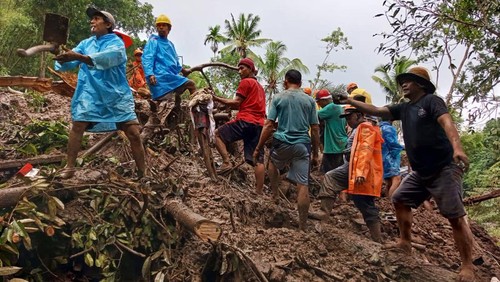 Tim SAR gabungan bersama warga melakukan pencarian terhadap dua korban yang tertimbun longsor di Banjar Dinas Ngis Kaler, Desa Tribuana, Kecamatan Abang, Kabupaten Karangasem, Bali, Jumat (7/7/2023) (Foto: I Wayan Selamat Juniasa/detikBali)