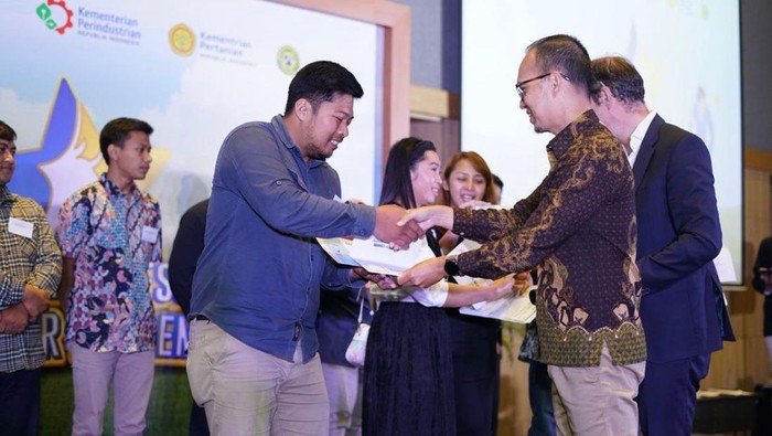 Tingkatkan Produksi Susu, 12 Peternak Muda Dikirim Studi ke Belanda Dukung peningkatan produktifitas peternakan sapi perah, Frisian Flag Indonesia mengirim peternak muda studi Ke Belanda, Jumat (7/7/2023).