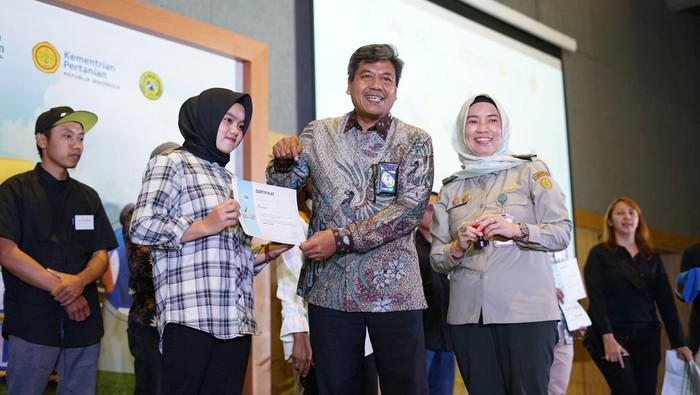 Tingkatkan Produksi Susu, 12 Peternak Muda Dikirim Studi ke Belanda Dukung peningkatan produktifitas peternakan sapi perah, Frisian Flag Indonesia mengirim peternak muda studi Ke Belanda, Jumat (7/7/2023).