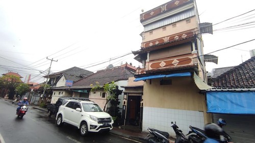 Tampak depan rumah lokasi kejadian ayah habisi anak lalu bunuh diri di Jalan Bukit Tunggal Nomor 7, Lingkungan Alangkajeng Gede, Kelurahan Pemecutan, Kecamatan Denpasar Barat, Kota Denpasar.