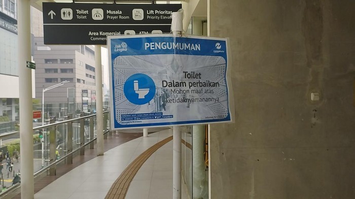Toilet di halte TransJ yang tak bisa dipakai