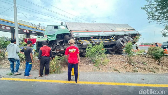 Truk boks terguling di GT Waru