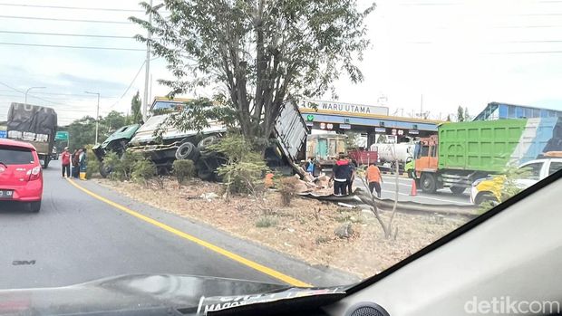 Truk boks terguling di GT Waru