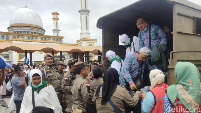Truk Satpol PP dipakai menjemput jemaah haji Asahan. (Perdana Ramadan/detikSumut)