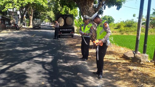 Unit Satlantas Polres Buleleng melakukan olah TKP di Jalan Raya Singaraja-Seririt,  Kecamatan Banjar, Kabupaten Buleleng, Bali, Kamis (6/7/2023). (Foto: Dok. Humas Polres Buleleng)