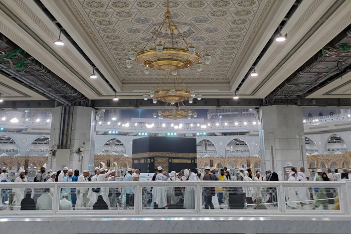 Seorang petugas mengamatu umat Islam melakukkan tawaf mengelilingi kabah di Masjidil Haram, Mekah, Arab Saudi, Jumat (7/7/2023). Masjidil Haram masih dipadati jamaah yang melaksanakan tawaf dan ibadah lainnya usai pelaksanaan puncak ibadah haji. ANTARA FOTO/Wahyu Putro A/foc.