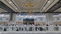 Umat Islam melakukkan tawaf mengelilingi kabah di Masjidil Haram, Mekkah, Arab Saudi. 