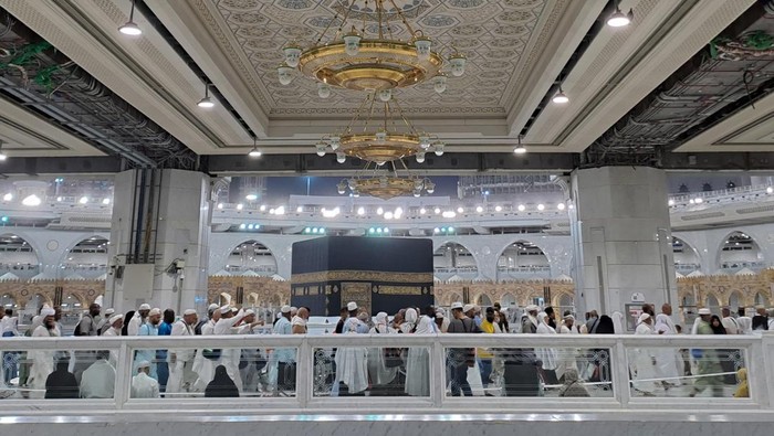 Usai Puncak Ibadah Haji, Masjidil Haram Masih Dipadati Jamaah Seorang petugas mengamatu umat Islam melakukkan tawaf mengelilingi kabah di Masjidil Haram, Mekah, Arab Saudi, Jumat (7/7/2023). Masjidil Haram masih dipadati jamaah yang melaksanakan tawaf dan ibadah lainnya usai pelaksanaan puncak ibadah haji. ANTARA FOTO/Wahyu Putro A/foc.