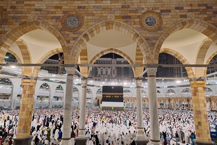 Seorang petugas mengamatu umat Islam melakukkan tawaf mengelilingi kabah di Masjidil Haram, Mekah, Arab Saudi, Jumat (7/7/2023). Masjidil Haram masih dipadati jamaah yang melaksanakan tawaf dan ibadah lainnya usai pelaksanaan puncak ibadah haji. ANTARA FOTO/Wahyu Putro A/foc.