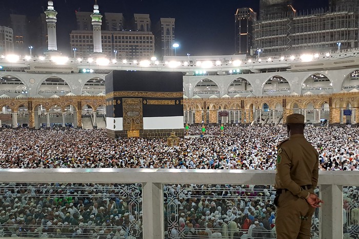 Seorang petugas mengamatu umat Islam melakukkan tawaf mengelilingi kabah di Masjidil Haram, Mekah, Arab Saudi, Jumat (7/7/2023). Masjidil Haram masih dipadati jamaah yang melaksanakan tawaf dan ibadah lainnya usai pelaksanaan puncak ibadah haji. ANTARA FOTO/Wahyu Putro A/foc.
