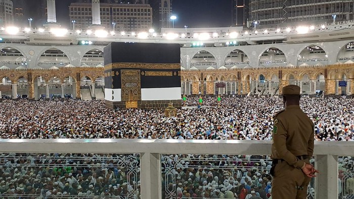 Seorang petugas mengamatu umat Islam melakukkan tawaf mengelilingi kabah di Masjidil Haram, Mekah, Arab Saudi, Jumat (7/7/2023). Masjidil Haram masih dipadati jamaah yang melaksanakan tawaf dan ibadah lainnya usai pelaksanaan puncak ibadah haji. ANTARA FOTO/Wahyu Putro A/foc.