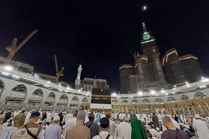 Seorang petugas mengamatu umat Islam melakukkan tawaf mengelilingi kabah di Masjidil Haram, Mekah, Arab Saudi, Jumat (7/7/2023). Masjidil Haram masih dipadati jamaah yang melaksanakan tawaf dan ibadah lainnya usai pelaksanaan puncak ibadah haji. ANTARA FOTO/Wahyu Putro A/foc.