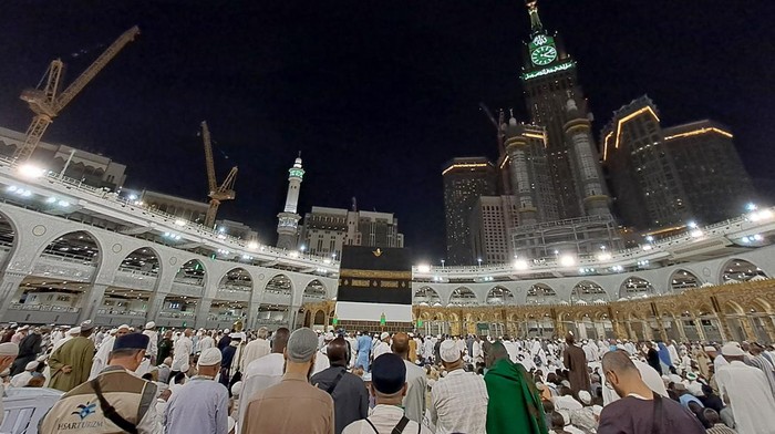 Seorang petugas mengamatu umat Islam melakukkan tawaf mengelilingi kabah di Masjidil Haram, Mekah, Arab Saudi, Jumat (7/7/2023). Masjidil Haram masih dipadati jamaah yang melaksanakan tawaf dan ibadah lainnya usai pelaksanaan puncak ibadah haji. ANTARA FOTO/Wahyu Putro A/foc.
