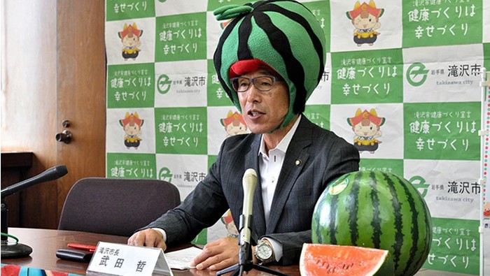 wali kota di Jepang pakai topi semangka.
