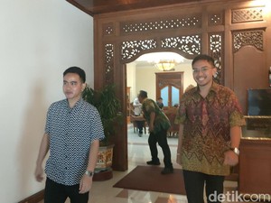 KGPAA Mangkunegoro X Sambangi Gibran Serahkan Undangan Kirab Malam 1 Suro