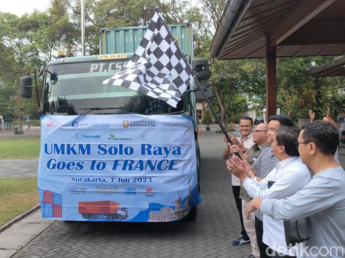Wali Kota Solo Gibran Rakabuming Raka melepas pemberangkatan produk UMKM ke Paris, Jumat (7/7/2023).